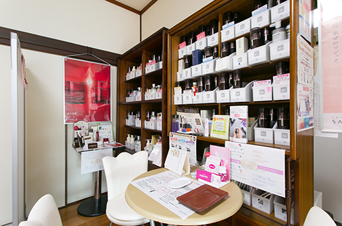 現在お預かりしている、キープ化粧品です。karon(カロン)では、フェイシャルエステを気軽に始めたいと考えている方に最適なキープメンバーシステムがあります。月に1,2回を目安に気分転換にお越しください。