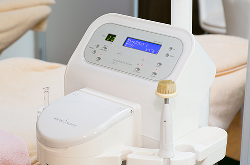 サロンで使用する機器も、お肌を考えた専門機器をご用意しています。優しくお肌をクレンジング致します。